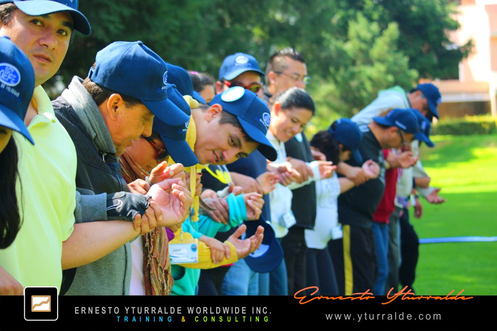 Actividad de Team Building en Bogotá para desarrollar confianza y coordinación de equipos