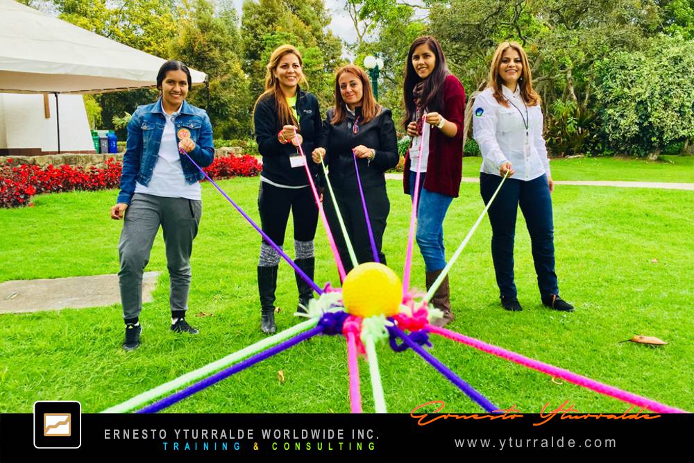 Actividad grupal de cuerdas bajas para desarrollar confianza y trabajo en equipo