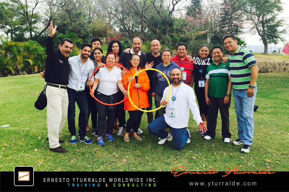 Dinámica experiencial de cuerdas bajas para impulsar comunicación y confianza en equipos