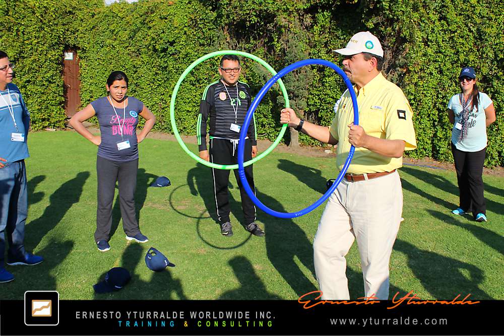 Taller experiencial de trabajo en equipo en Bogotá con actividades de cuerdas bajas