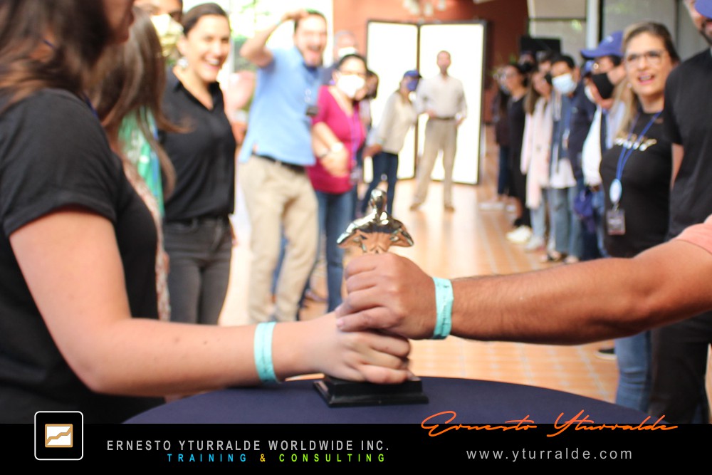 Taller de trabajo en equipo en Bogotá con dinámicas de cuerdas bajas y cooperación